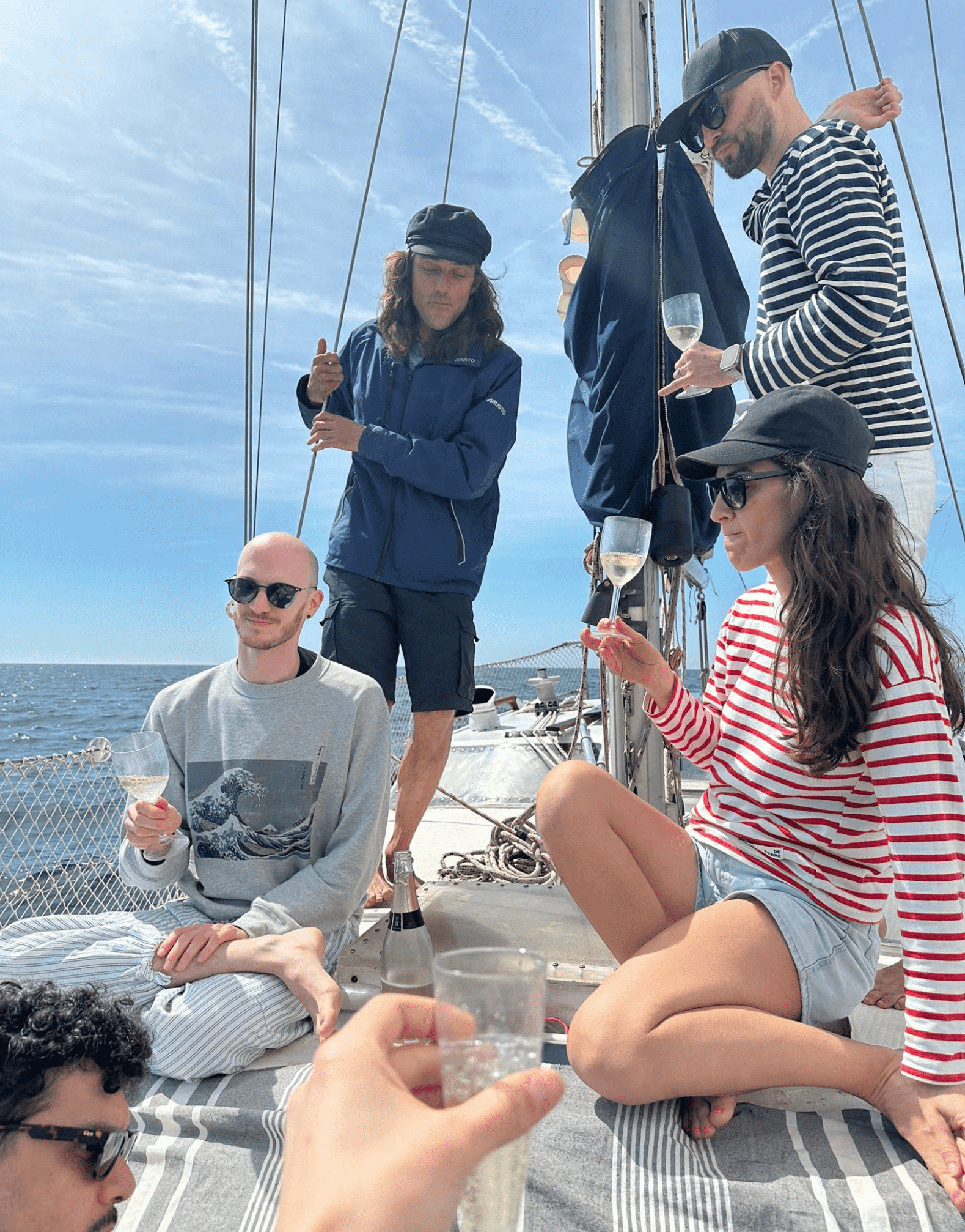 Amigos disfrutando vino y la experiencia de navegación