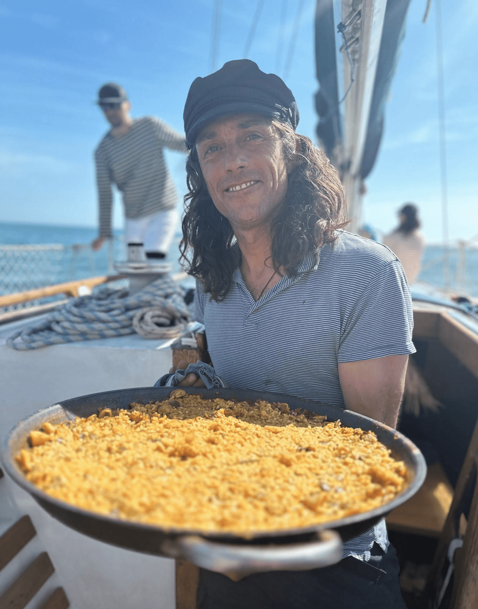 Chef presentando auténtica paella española